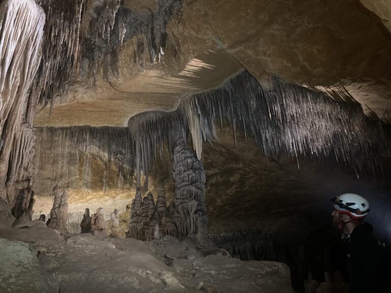 Exploration d'une grotte speleo
