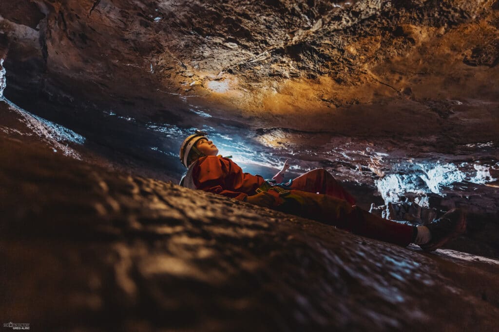 Spéléologie à Millau avec moniteur dans une grotte des Grands Causses en Aveyron