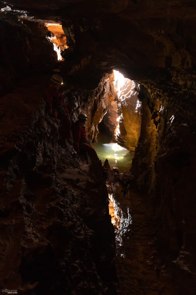 Spéléologie sportive à Millau avec progression sur corde dans une grotte de l’Aveyron
