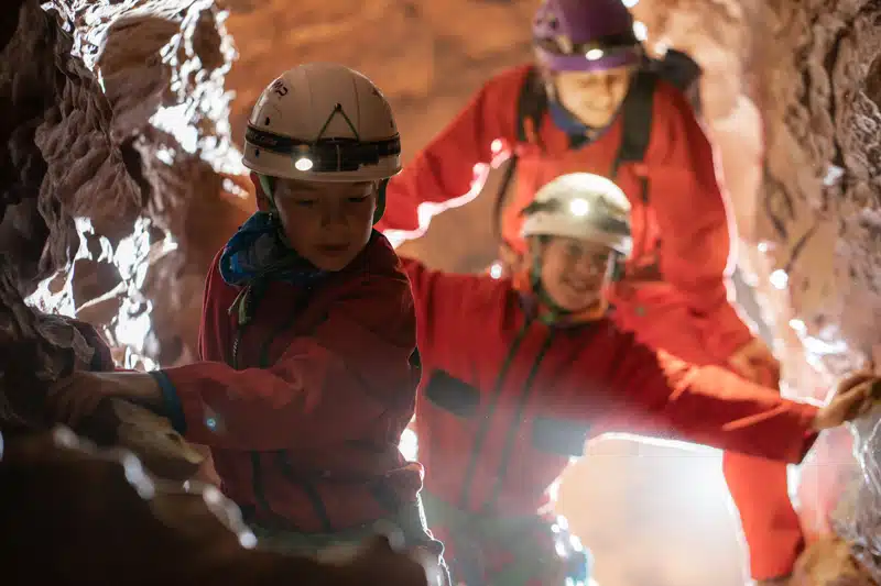 Exploration spéléologique à Millau dans une grotte des Grands Causses en Aveyron