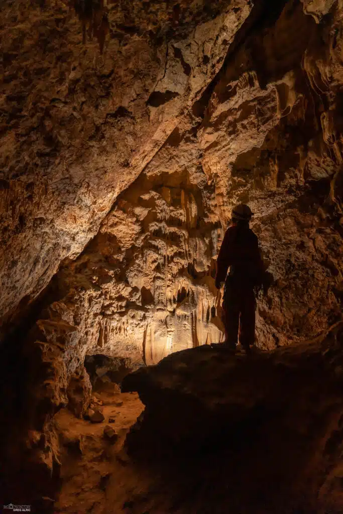 Personne en spéléologie dans une grotte près de Millau en Aveyron