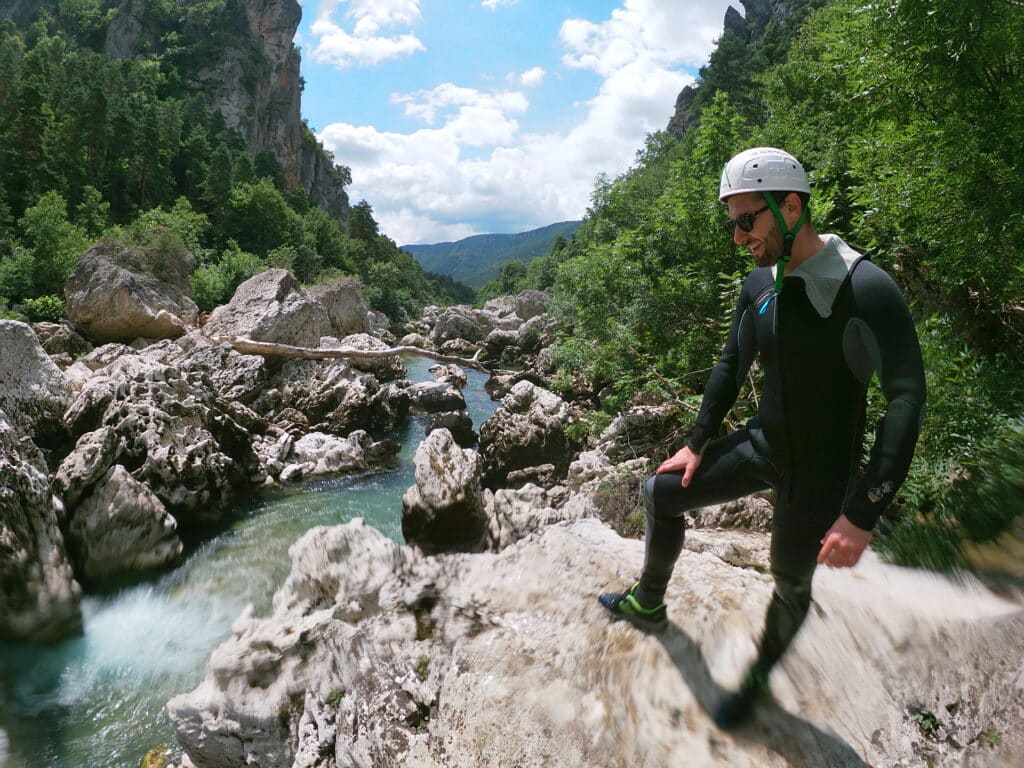 Famille en sortie canyoning en Lozère près de Millau avec moniteur