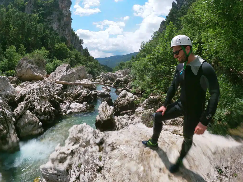 Famille en sortie canyoning en Lozère près de Millau avec moniteur